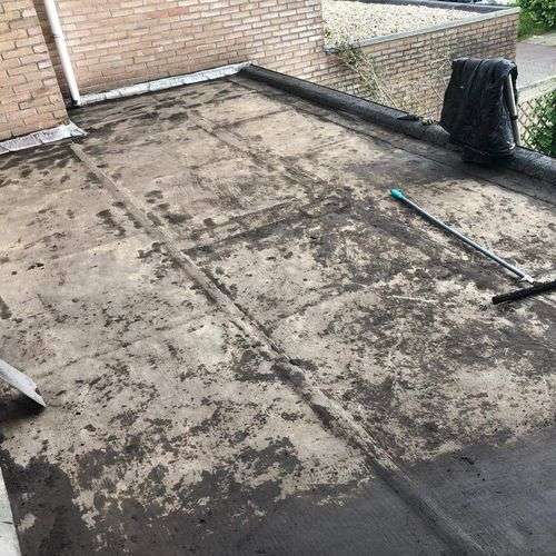 Schoonmaken van een plat dak in Malden Schoonmaken van een plat dak in Malden